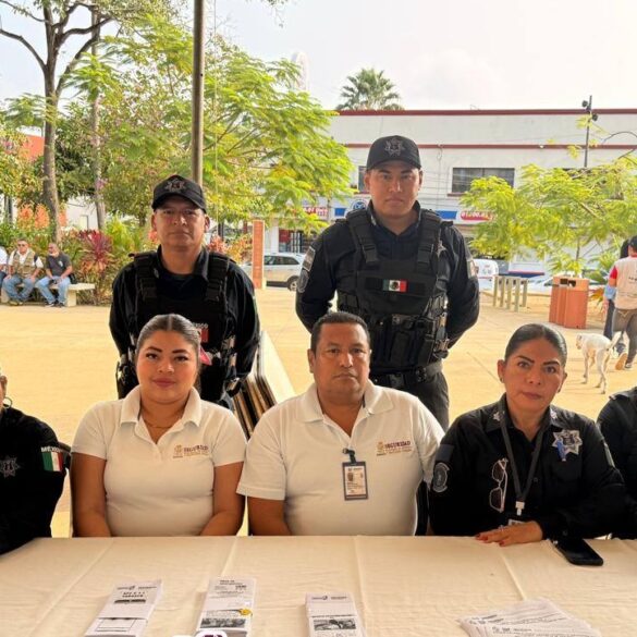 Elementos de la SSPC Tabasco platicando con vecinos durante las Jornadas de Paz en Gaviotas Norte.
