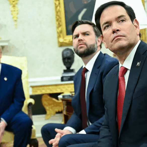 Donald Trump junto a JD Vance y Marco Rubio durante reunión en la Casa Blanca sobre política exterior.