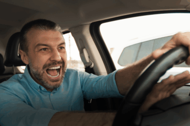 Automovilista usando el claxon en calle urbana de Villahermosa bajo regulación de tránsito.