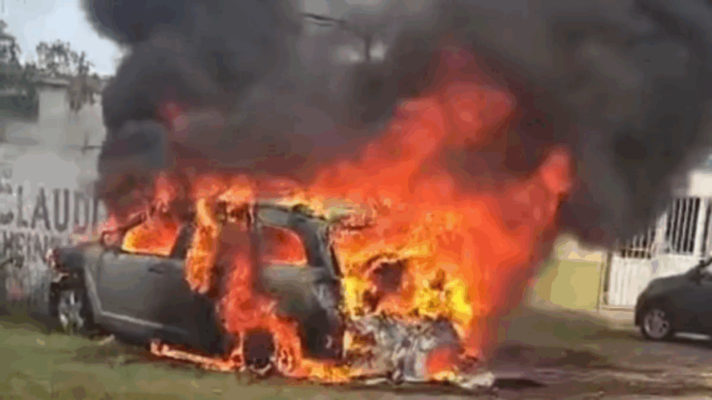 Automóviles incendiados en una vialidad de Nacajuca, Tabasco, tras disturbios registrados luego de la muerte de “El Mencho”.