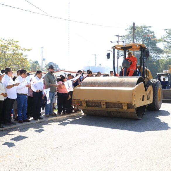 Maquinaria lista para iniciar la segunda etapa de la Vía Corta en Cunduacán rumbo a Comalcalco.