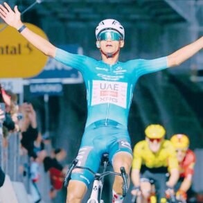 Isaac del Toro celebra su victoria en la Tirreno-Adriático 2026 tras ganar la etapa decisiva.