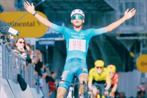 Isaac del Toro celebra su victoria en la Tirreno-Adriático 2026 tras ganar la etapa decisiva.