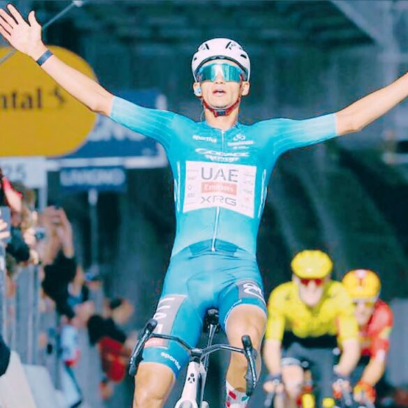 Isaac del Toro celebra su victoria en la Tirreno-Adriático 2026 tras ganar la etapa decisiva.
