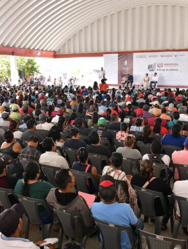 Entrega de tarjetas del programa Bienpesca encabezada por el gobernador Javier May ante pescadores reunidos en Sánchez Magallanes, Tabasco.