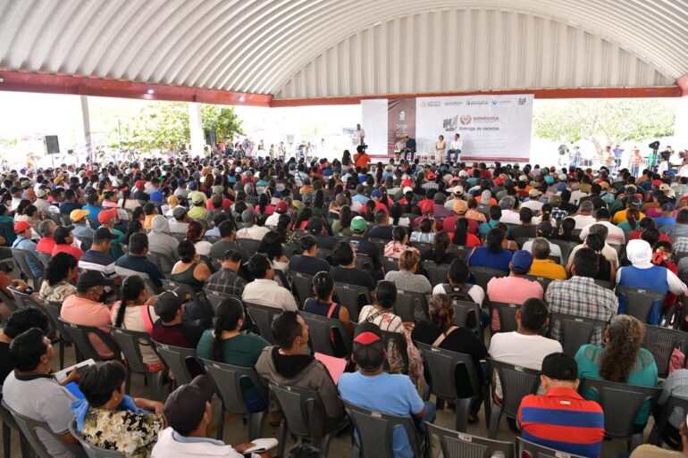 Entrega de tarjetas del programa Bienpesca encabezada por el gobernador Javier May ante pescadores reunidos en Sánchez Magallanes, Tabasco.