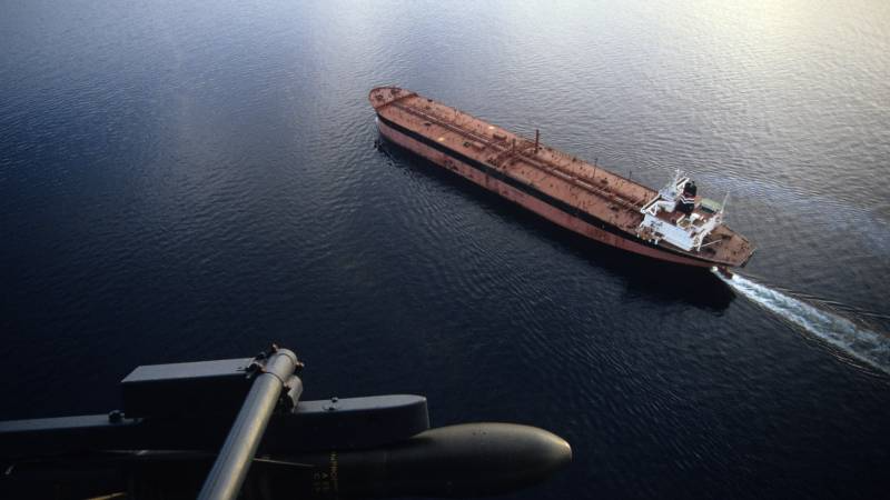 Buque petrolero navegando en aguas del Golfo Pérsico observado desde un helicóptero militar, en medio de la tensión por el conflicto entre Estados Unidos, Israel e Irán y el riesgo para el tránsito energético en la región.