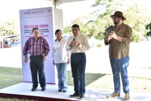 Ciudadanos realizan trámite de reemplacamiento en módulo fiscal de Tabasco