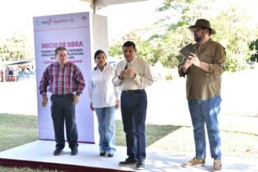 Ciudadanos realizan trámite de reemplacamiento en módulo fiscal de Tabasco