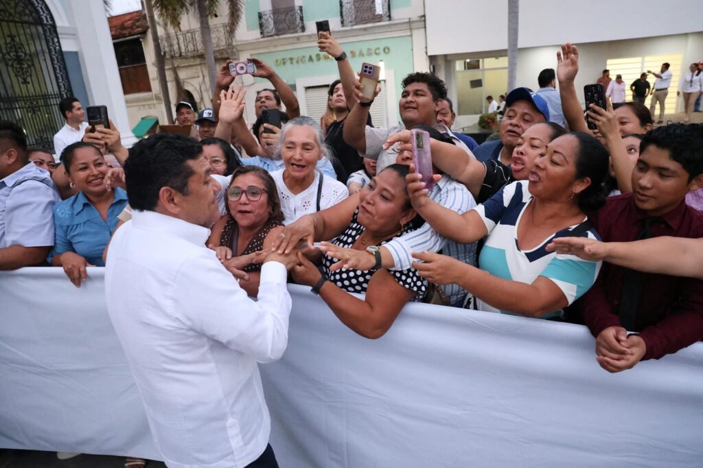 Javier May saluda a ciudadanos que lo rodean y toman fotografías durante el encuentro ciudadano en la Plaza de Armas de Villahermosa.