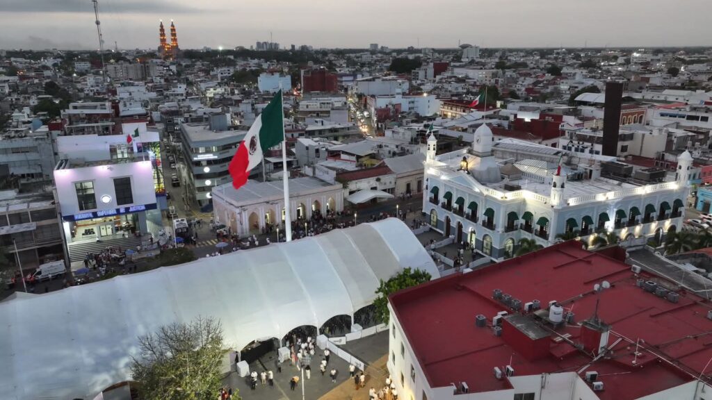 Vista aérea de la Plaza de Armas de Villahermosa durante el informe trimestral del gobernador Javier May Rodríguez, con carpa instalada frente al Palacio de Gobierno.