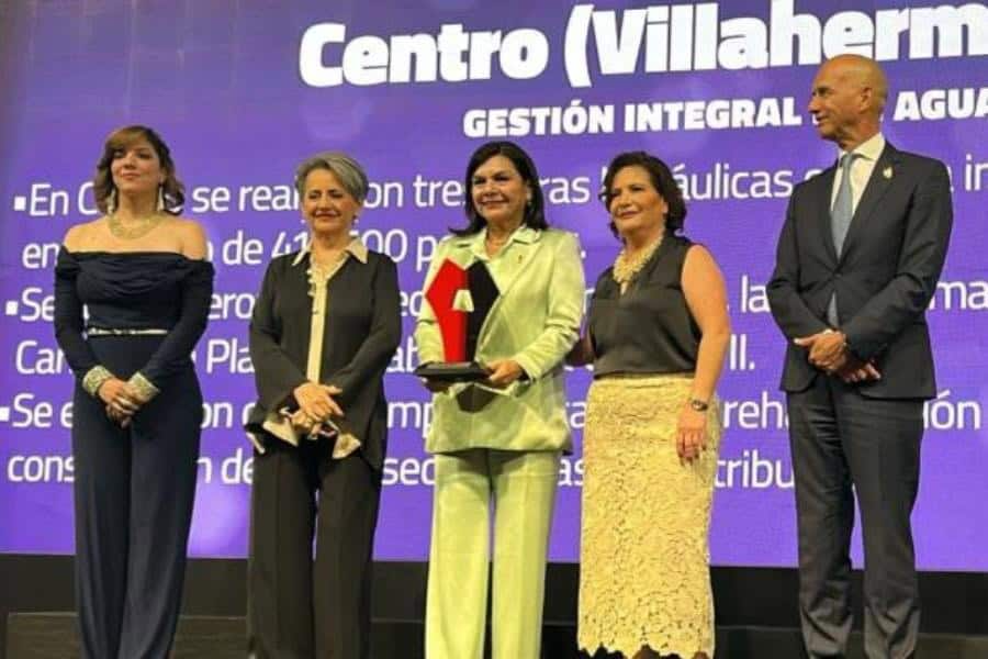 Yolanda Osuna recibe premio por gestión integral del agua para el Ayuntamiento de Centro en 2025