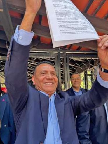 Dirigente de México Tiene Vida levanta documentación tras entregar solicitud de registro ante el INE.
