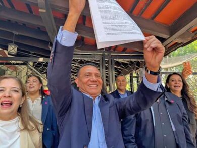 Dirigente de México Tiene Vida levanta documentación tras entregar solicitud de registro ante el INE.