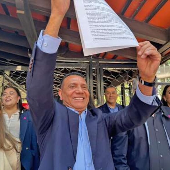 Dirigente de México Tiene Vida levanta documentación tras entregar solicitud de registro ante el INE.