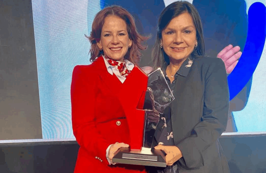 Entrega del premio nacional por el programa Mujeres al Centro en 2024