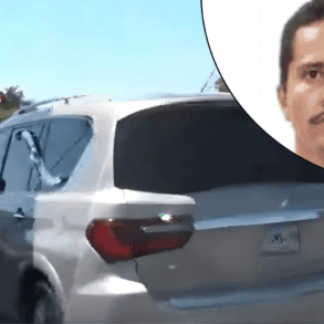 Carroza funeraria y vehículo escolta durante el traslado del cuerpo de Rubén Oseguera Cervantes, “El Mencho”, en Jalisco, tras su entrega por la FGR.