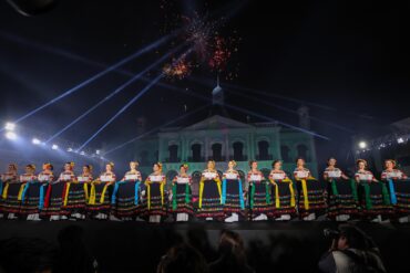 Las 17 representantes municipales de la Feria Tabasco 2026 sonríen en Plaza de Armas.