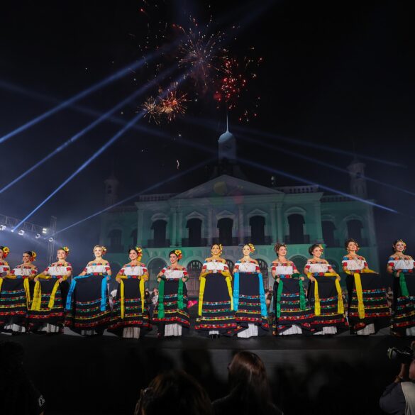 Las 17 representantes municipales de la Feria Tabasco 2026 sonríen en Plaza de Armas.