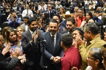 Aureliano Hernández Palacios Cardel saluda a legisladores tras rendir protesta como titular de la Auditoría Superior de la Federación en la Cámara de Diputados.