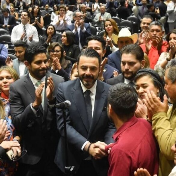 Aureliano Hernández Palacios Cardel saluda a legisladores tras rendir protesta como titular de la Auditoría Superior de la Federación en la Cámara de Diputados.