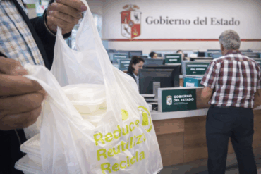 Bolsas de plástico con recipientes de unicel frente a oficinas de gobierno estatal en operación