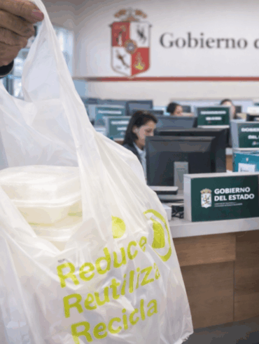 Bolsas de plástico con recipientes de unicel frente a oficinas de gobierno estatal en operación