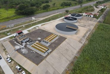 Vista aérea de planta de tratamiento de aguas residuales junto a carretera en Tabasco
