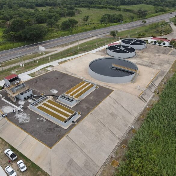 Vista aérea de planta de tratamiento de aguas residuales junto a carretera en Tabasco