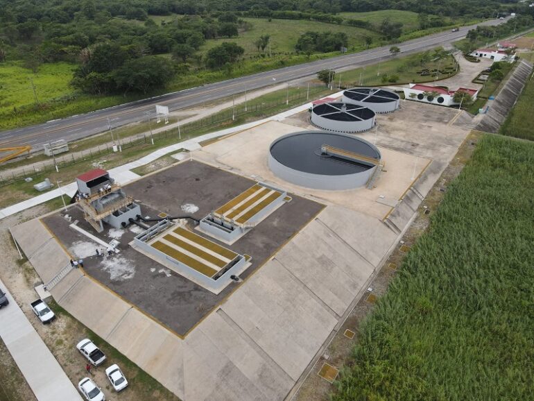 Vista aérea de planta de tratamiento de aguas residuales junto a carretera en Tabasco