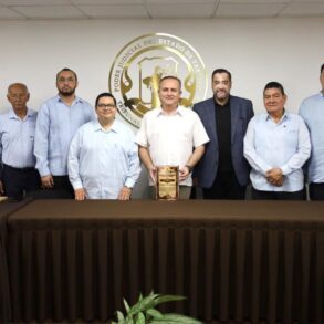 Carlos Efrain Reséndez Bocanegra recibiendo reconocimiento de la Confederación de Grandes Logias en Tabasco.