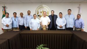 Carlos Efrain Reséndez Bocanegra recibiendo reconocimiento de la Confederación de Grandes Logias en Tabasco.