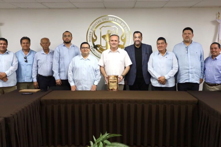 Carlos Efrain Reséndez Bocanegra recibiendo reconocimiento de la Confederación de Grandes Logias en Tabasco.