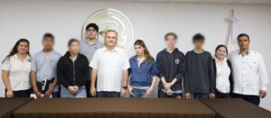 Alumnos del Colegio Anáhuac junto al magistrado Carlos Efrain Reséndez Bocanegra en el Tribunal Superior de Justicia de Tabasco.