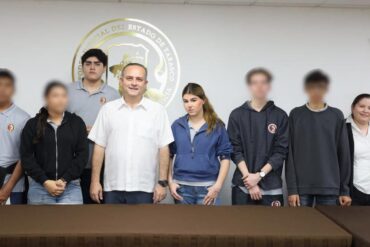Alumnos del Colegio Anáhuac junto al magistrado Carlos Efrain Reséndez Bocanegra en el Tribunal Superior de Justicia de Tabasco.