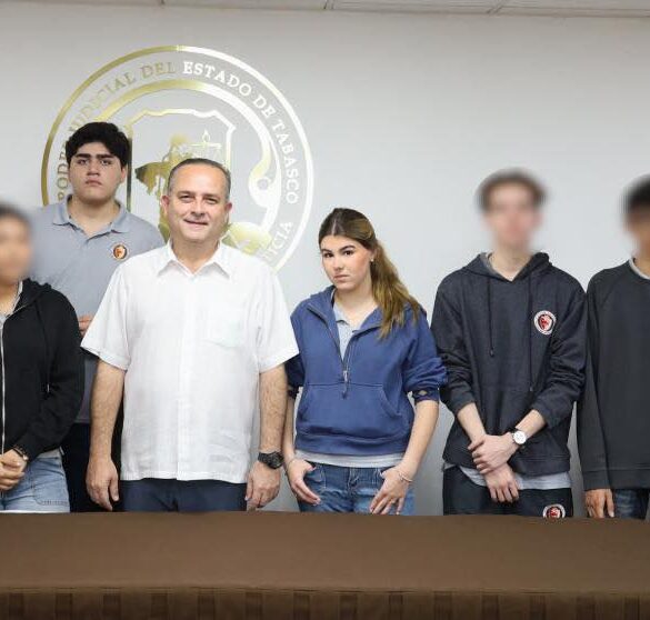 Alumnos del Colegio Anáhuac junto al magistrado Carlos Efrain Reséndez Bocanegra en el Tribunal Superior de Justicia de Tabasco.