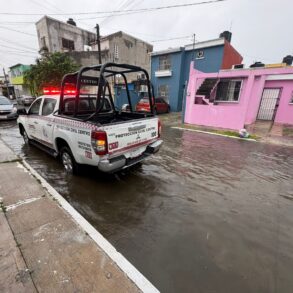 Unidad de Protección Civil de Centro circulando en calle inundada durante lluvias