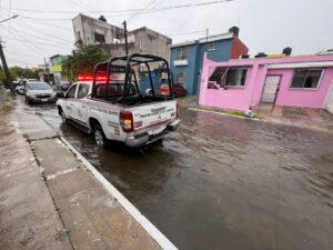 Unidad de Protección Civil de Centro circulando en calle inundada durante lluvias