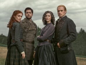 Claire y Jamie Fraser en una escena de la octava temporada de Outlander.