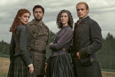 Claire y Jamie Fraser en una escena de la octava temporada de Outlander.