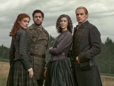 Claire y Jamie Fraser en una escena de la octava temporada de Outlander.