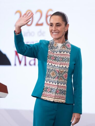 La presidenta Claudia Sheinbaum informa sobre el 97 por ciento de abasto de medicamentos en México durante la mañanera.