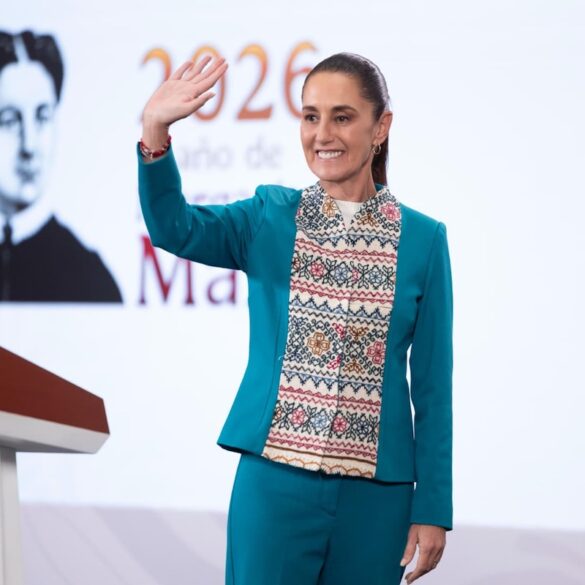 La presidenta Claudia Sheinbaum informa sobre el 97 por ciento de abasto de medicamentos en México durante la mañanera.