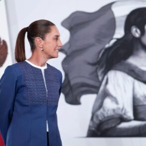 La Presidenta de México Claudia Sheinbaum Pardo presentando la iniciativa de Ley contra el feminicidio durante su conferencia matutina.