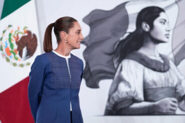 La Presidenta de México Claudia Sheinbaum Pardo presentando la iniciativa de Ley contra el feminicidio durante su conferencia matutina.