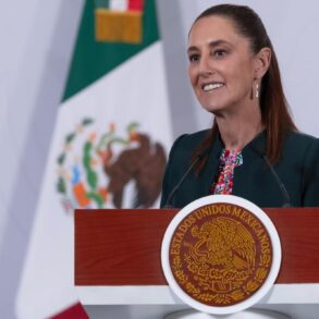 La presidenta Claudia Sheinbaum destaca los beneficios del programa México te abraza para migrantes en Villahermosa, Tabasco.