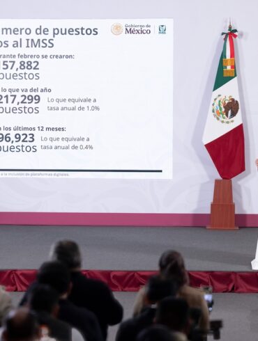 Presidenta Claudia Sheinbaum durante la mañanera informando sobre el récord de empleos afiliados al IMSS en febrero de 2026.