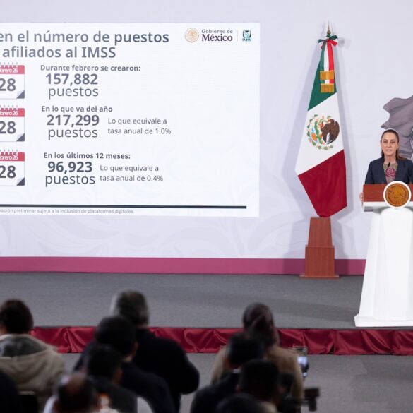 Presidenta Claudia Sheinbaum durante la mañanera informando sobre el récord de empleos afiliados al IMSS en febrero de 2026.
