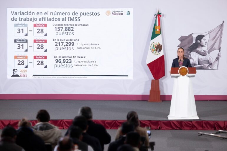 Presidenta Claudia Sheinbaum durante la mañanera informando sobre el récord de empleos afiliados al IMSS en febrero de 2026.