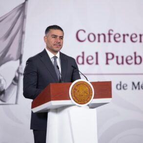 Omar García Harfuch durante la conferencia mañanera presentando datos sobre seguridad y homicidios dolosos en México.